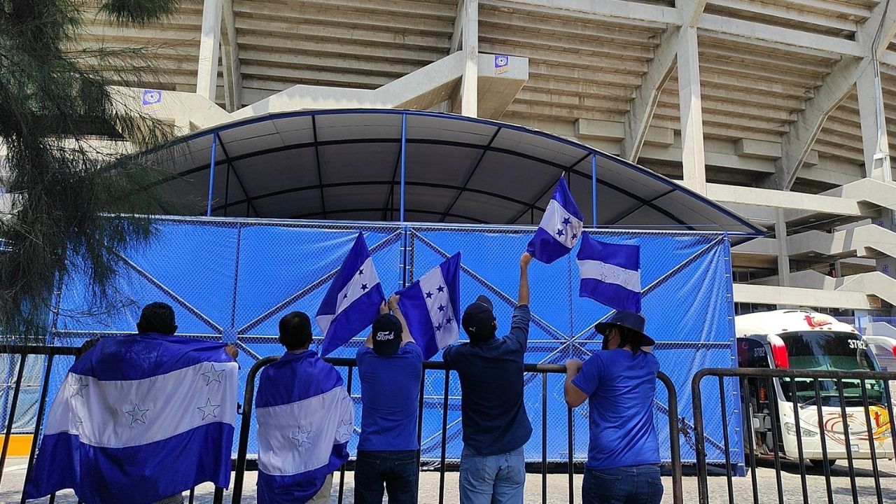Dejan a aficionados hondureños  vestidos y alborotados para ver el debut de la H en el Jalisco
