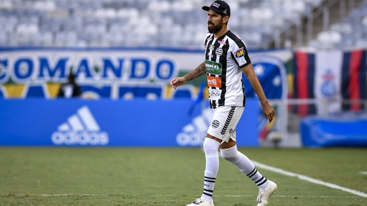 El Loco Abreu regresa a Uruguay y amplía su récord al fichar con su club número 31