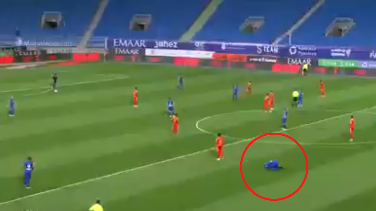 ¡Susto en Arabia! Jugador se desmayó en pleno partido. Mira el video