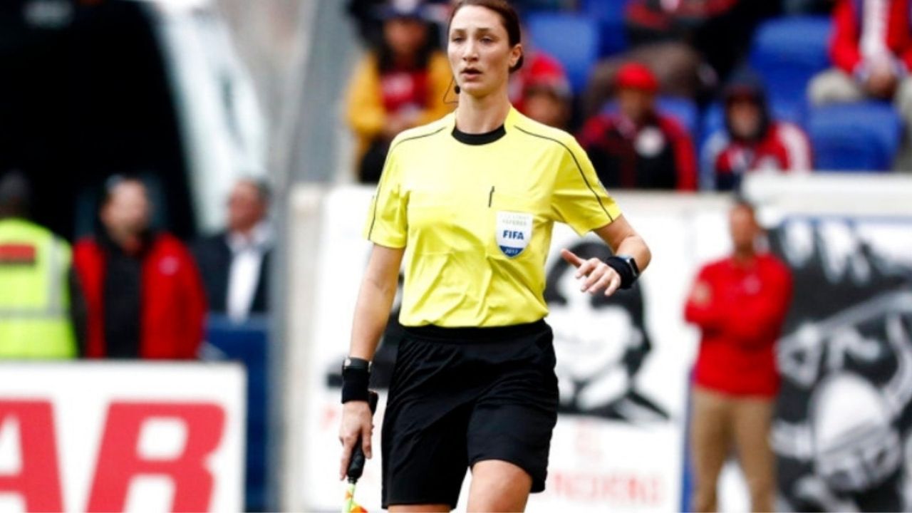 Kathryn Nesbitt, primera mujer en arbitrar un clasificatorio para la Copa Mundial de Concacaf