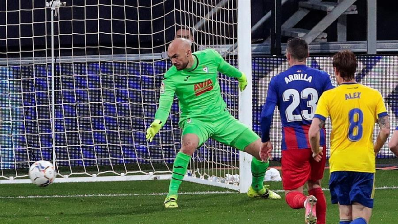 Cádiz saca un importante triunfo en casa ante el Eibar