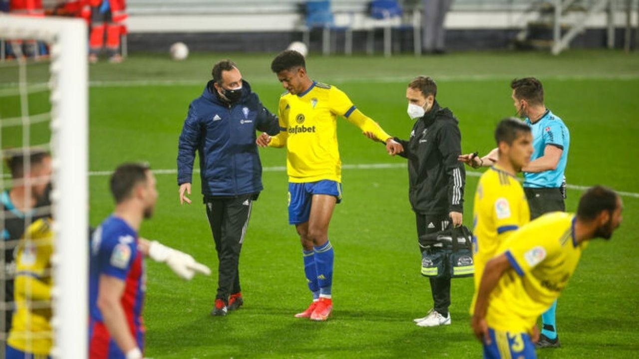 Choco Lozano sufre esguince de rodilla y es duda para Fecha FIFA