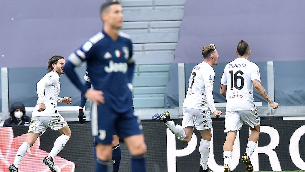 Juventus se autodestruye y deja el Scudetto a merced del Inter