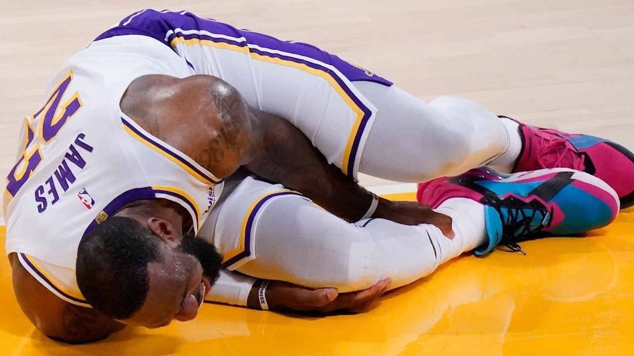 Lebron James sufre esguince de tobillo y queda fuera de manera indefinida