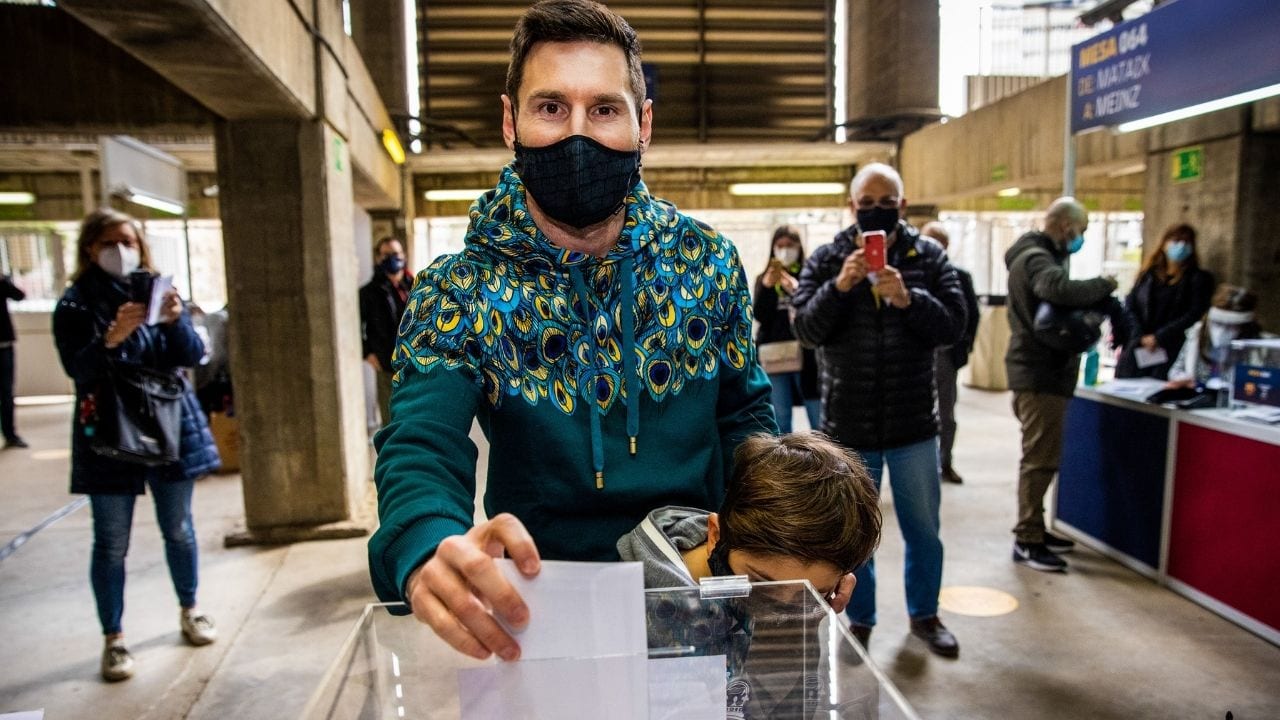 Messi demuestra su barcelonismo y acude a votar al Camp Nou