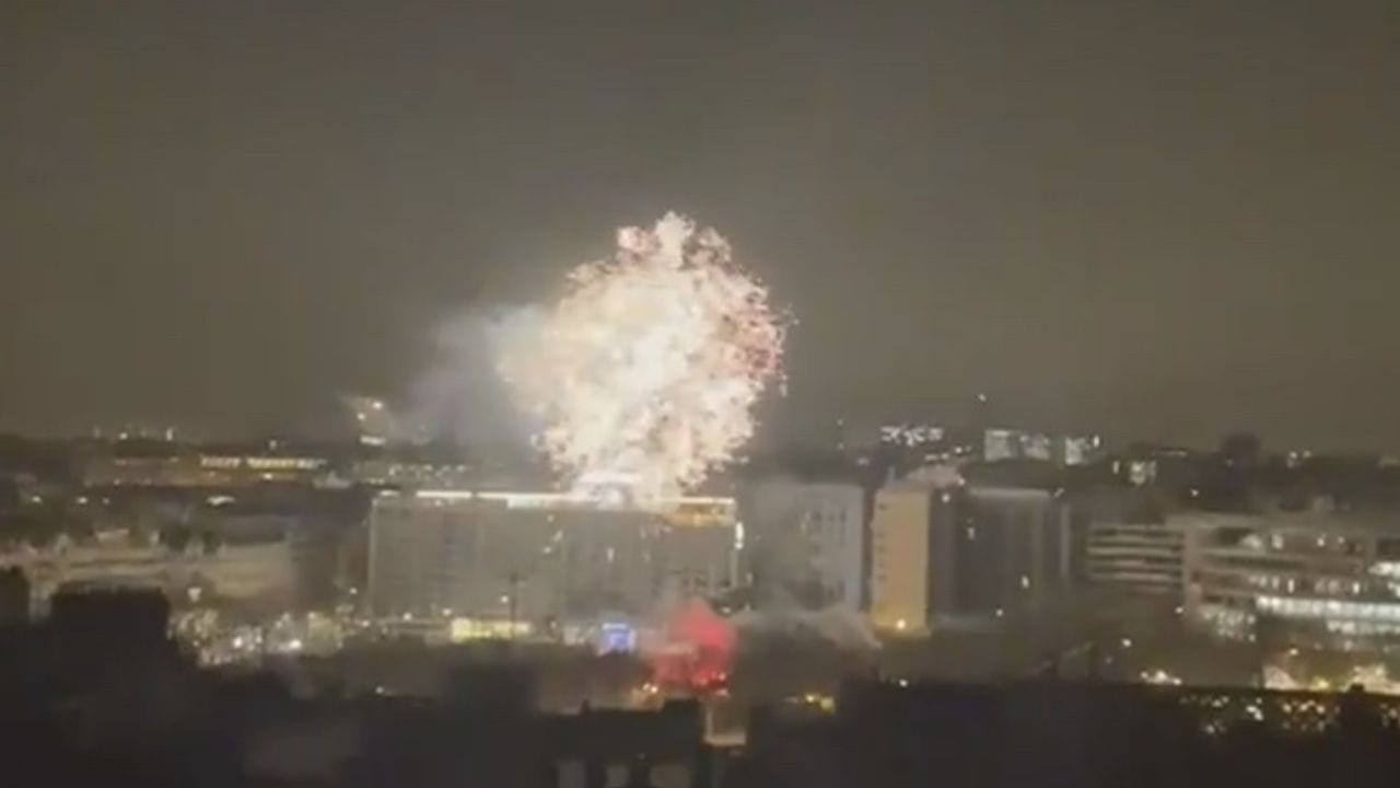 La afición del PSG lanzó fuegos artificiales al hotel donde se hospeda el Barcelona