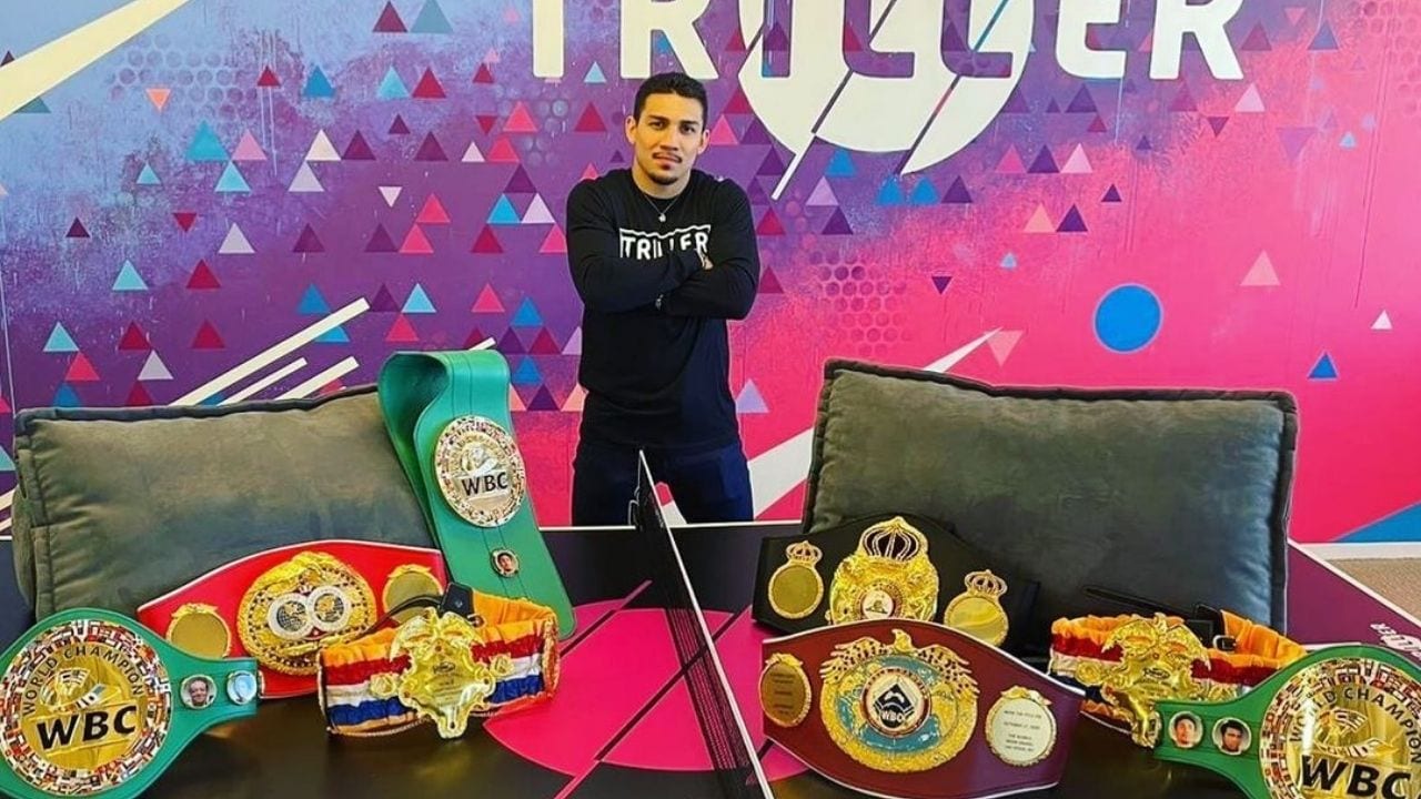 Teófimo López levantó sus títulos logrados en su visita las instalaciones de Triller