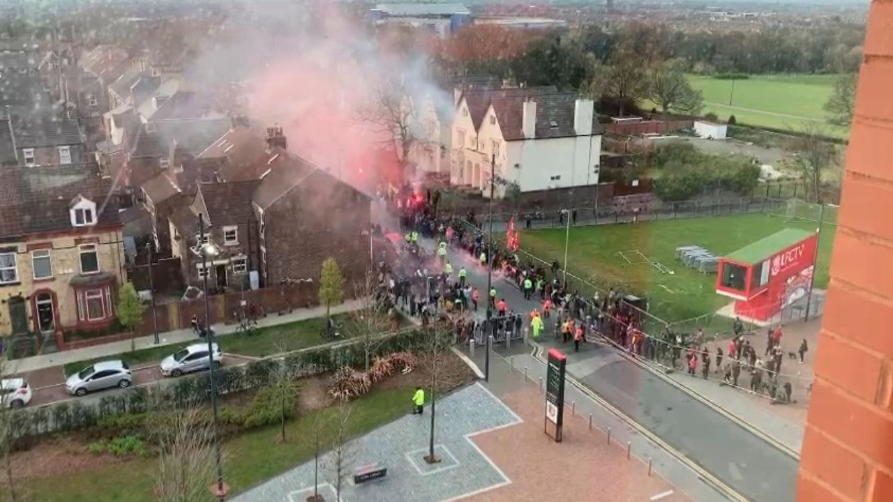 Aficionados del Liverpool atacan al bus del Real Madrid en Inglaterra y el equipo se pronuncia
