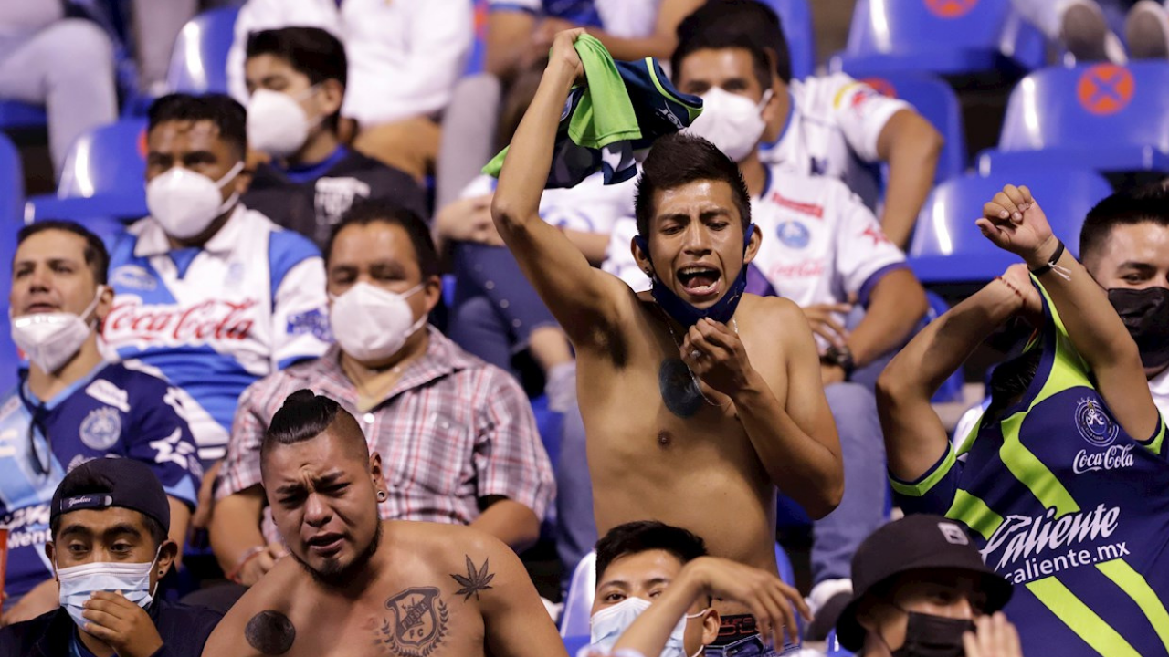 Patadas y manotazos en el regreso del público a los estadios de México
