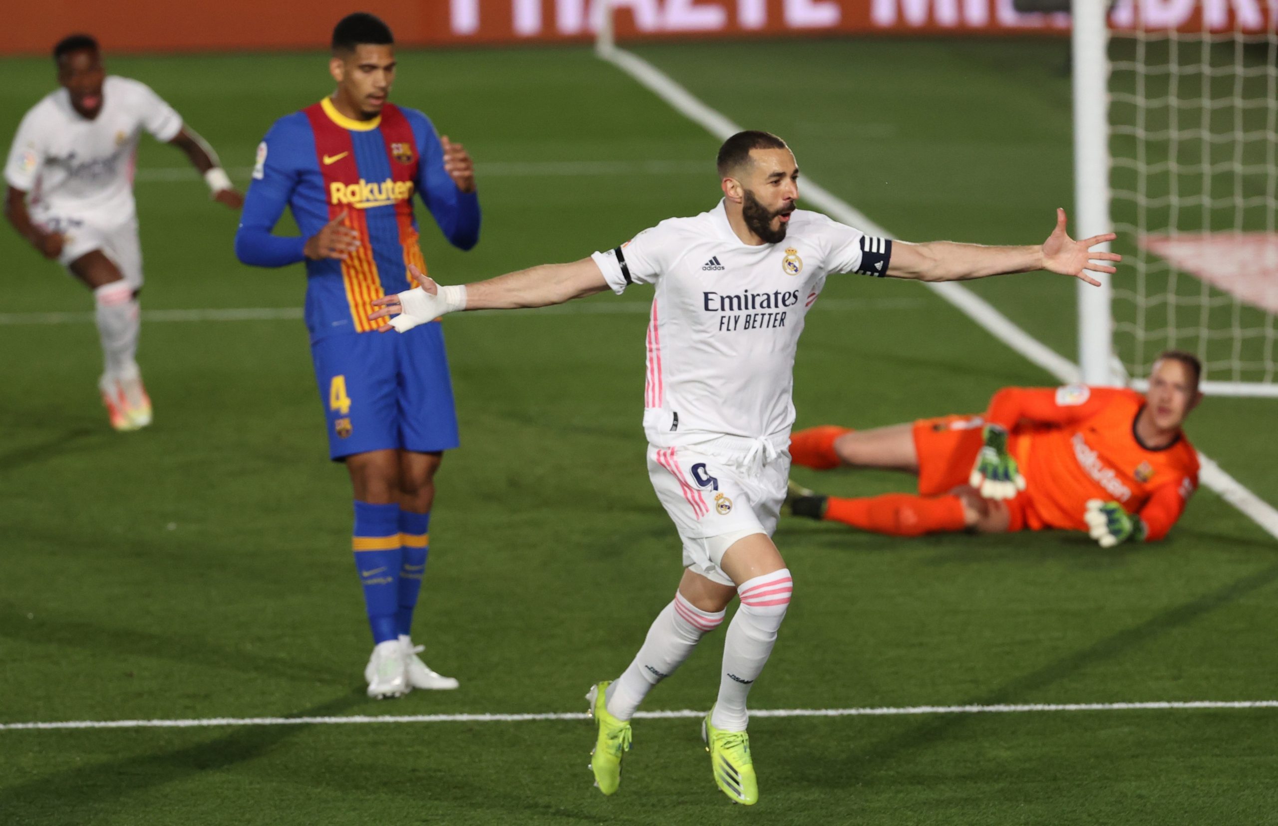¡Supremacía Blanca! Real Madrid doblega 2-1 al Barcelona en un tormentoso Clásico