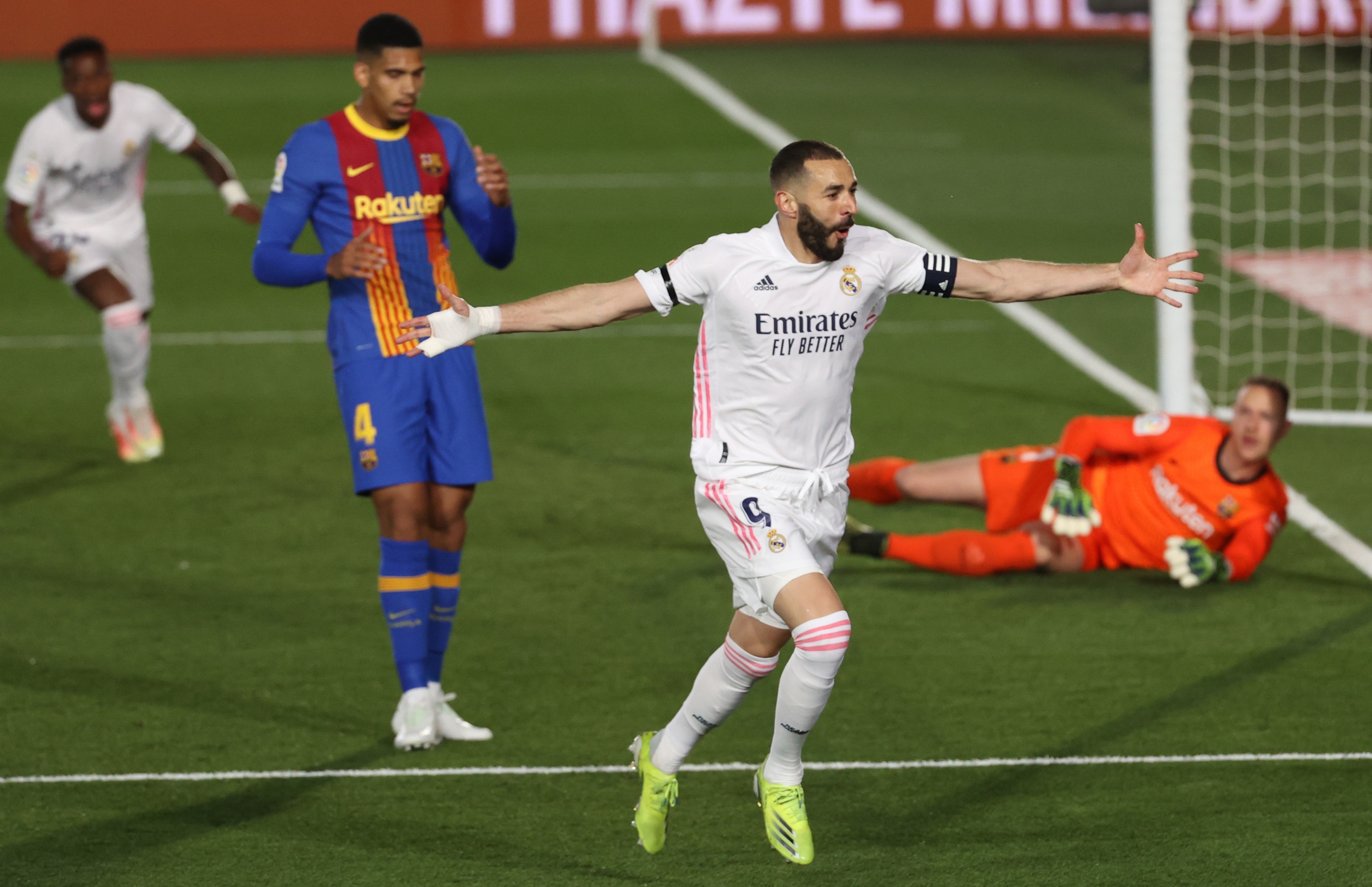 ¡Supremacía Blanca! Real Madrid doblega 2-1 al Barcelona en un tormentoso Clásico