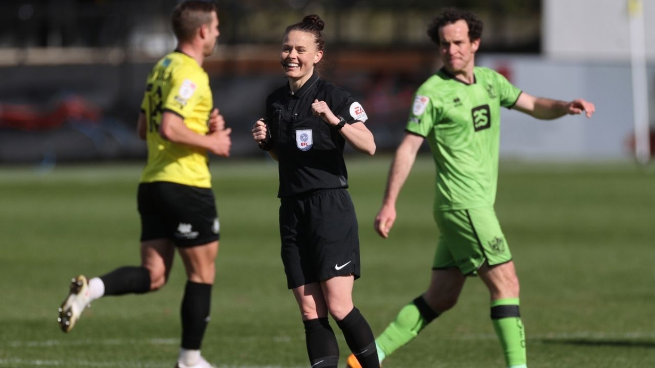 ¡Memorable! Rebecca Welch, árbitra y trabajadora de la salud, hace historia en el fútbol de Inglaterra