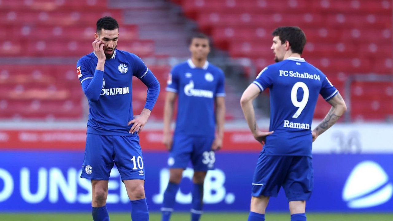 Agreden a jugadores del Schalke 04 tras el descenso