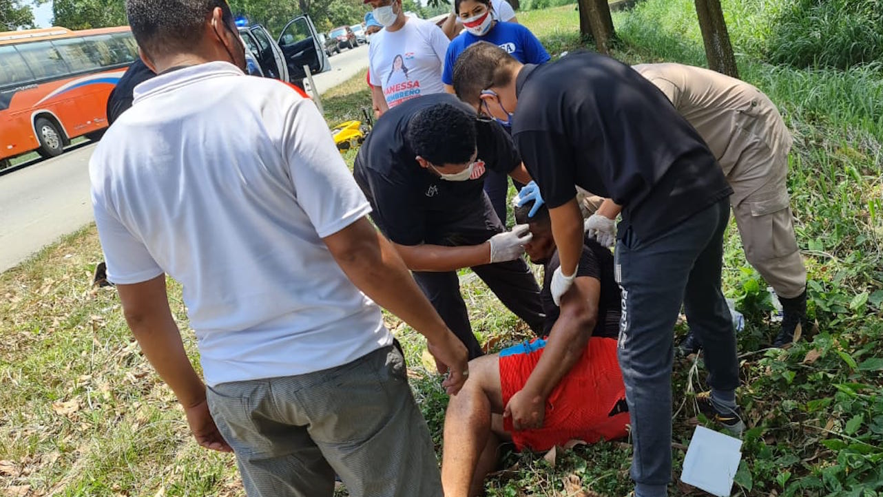 Jugadores y cuerpo médico del Vida interrumpen viaje a Choluteca para atender heridos de accidente