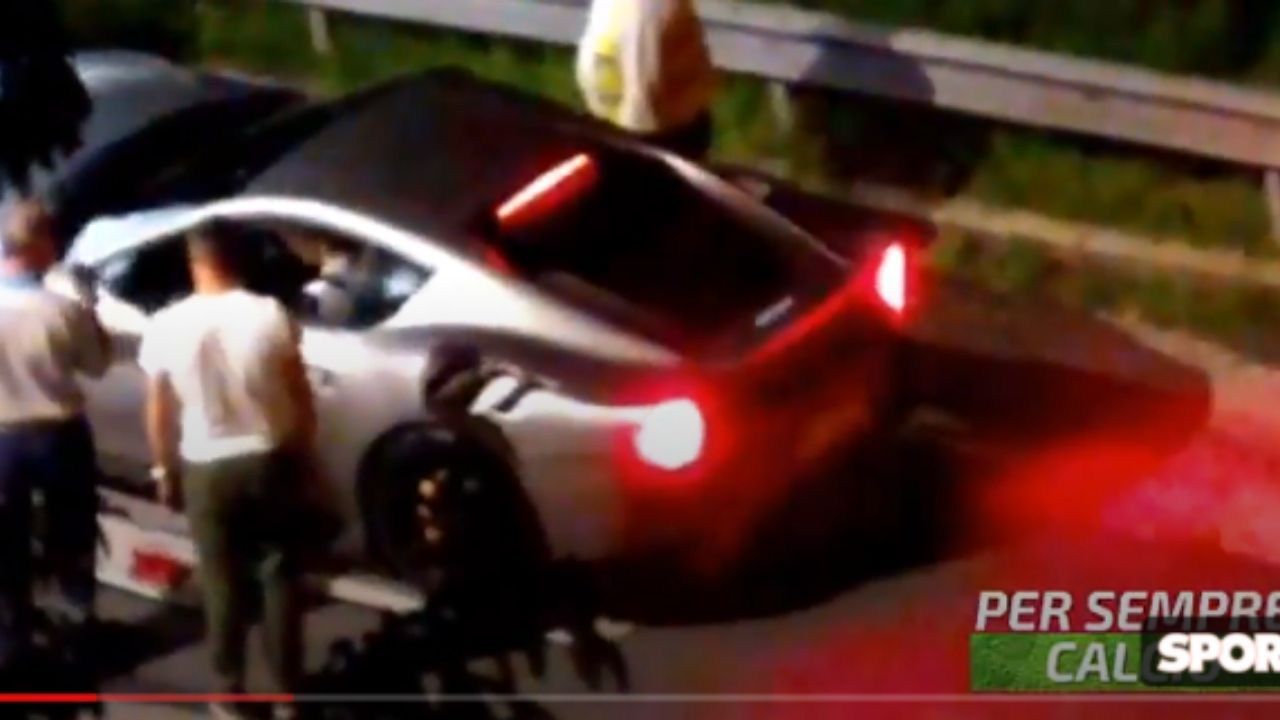 Cristiano Ronaldo es captado sacando sus carros de su residencia en Turín