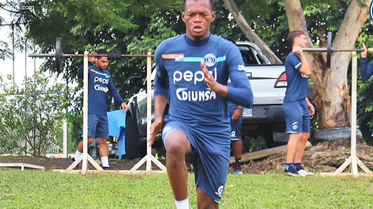 Félix Crisanto fue operado con éxito tras una lesión en su rodilla
