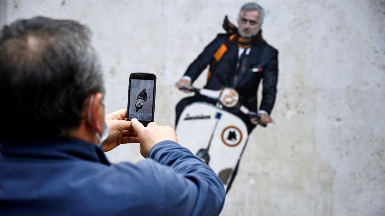 Pintan un muro de Roma con Mourinho a bordo de un vespa con bufanda romanista