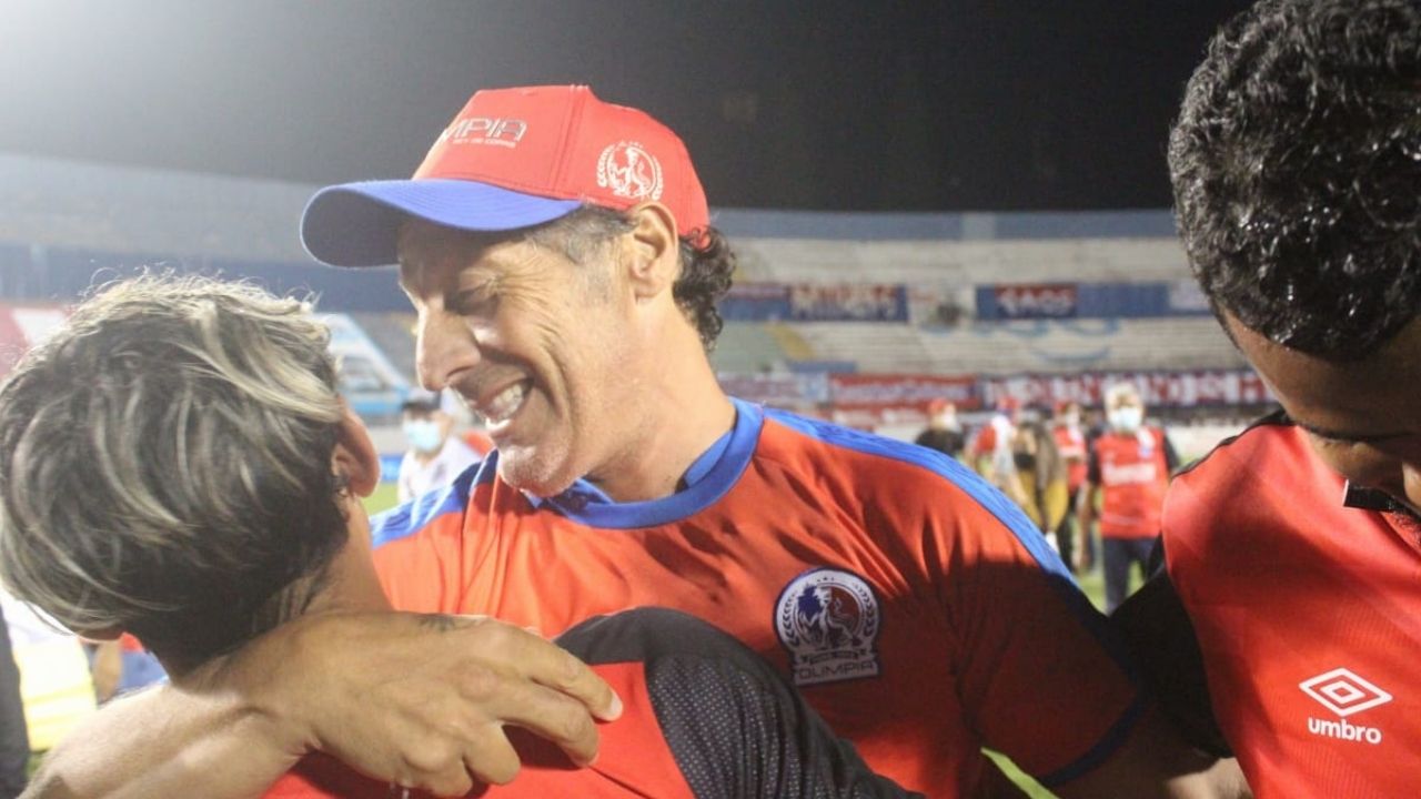 Así fue el ingreso de Pedro Troglio al estadio Nacional para celebrar el Campeonísimo del Olimpia