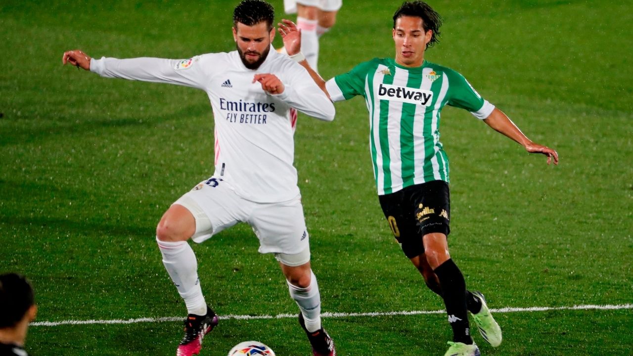El director deportivo del Betis elogia el crecimiento del mexicano Diego Lainez