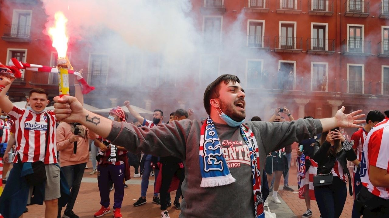 Cientos de aficionados colchoneros se toman Valladolid en apoyo a su equipo