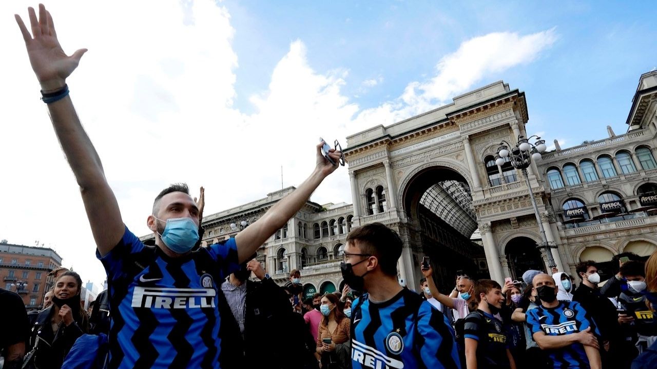 Cientos de aficionados del Inter celebran el título en la plaza Duomo de Milán