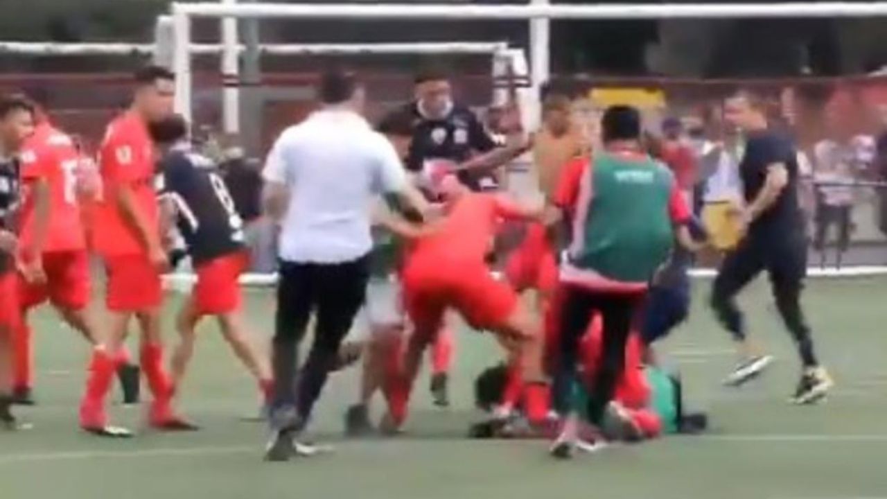 Vídeo: Brutal pelea entre jugadores de dos equipos en la tercera división en México