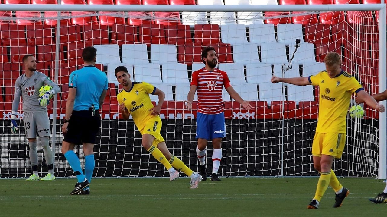 Choco Lozano y Cádiz vencen al Granada y aseguran la permanencia virtual en la primera de España