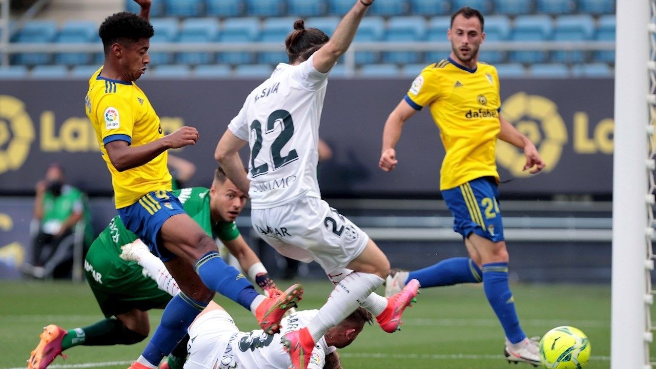 Cádiz del Choco Lozano vence al Huesca y asegura su permanencia en LaLiga