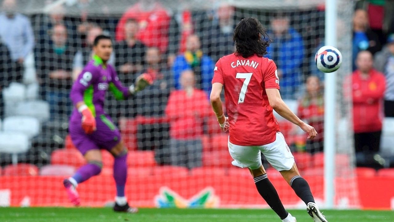 Cavani le da la bienvenida al público en Old Trafford con un señor golazo