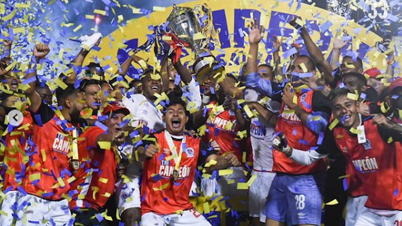 VIDEO: Lo que no viste en la celebración de Olimpia tras alzar la copa 33