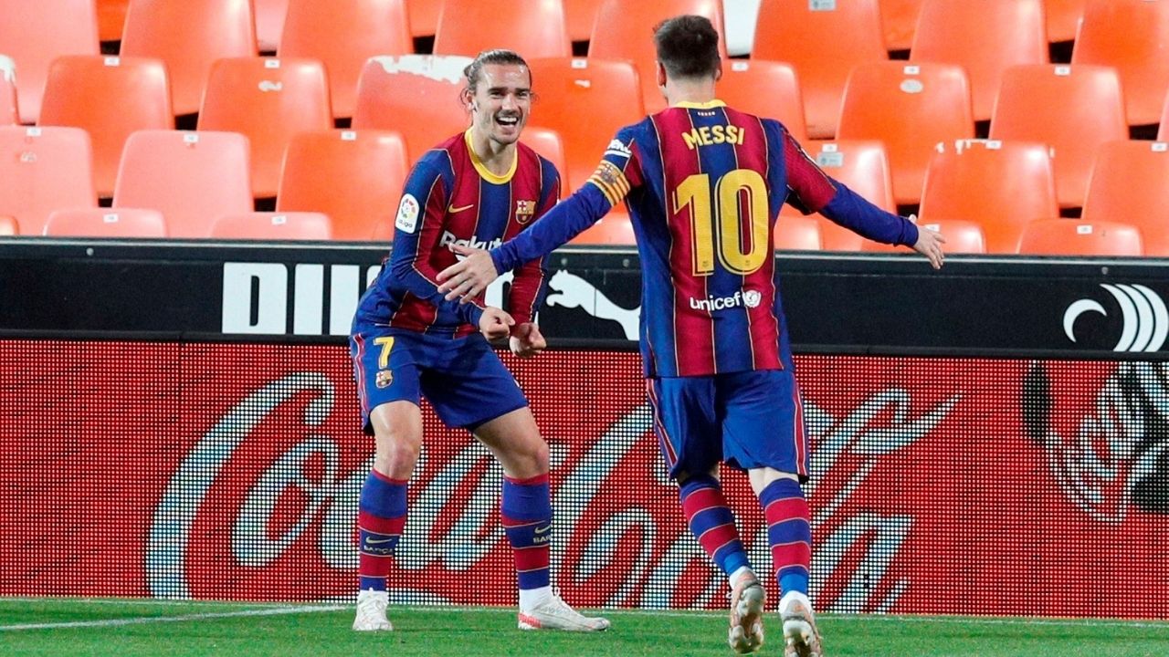 Barcelona, de la mano de Messi y Griezmann, tumba a un duro Valencia y sigue en la pelea