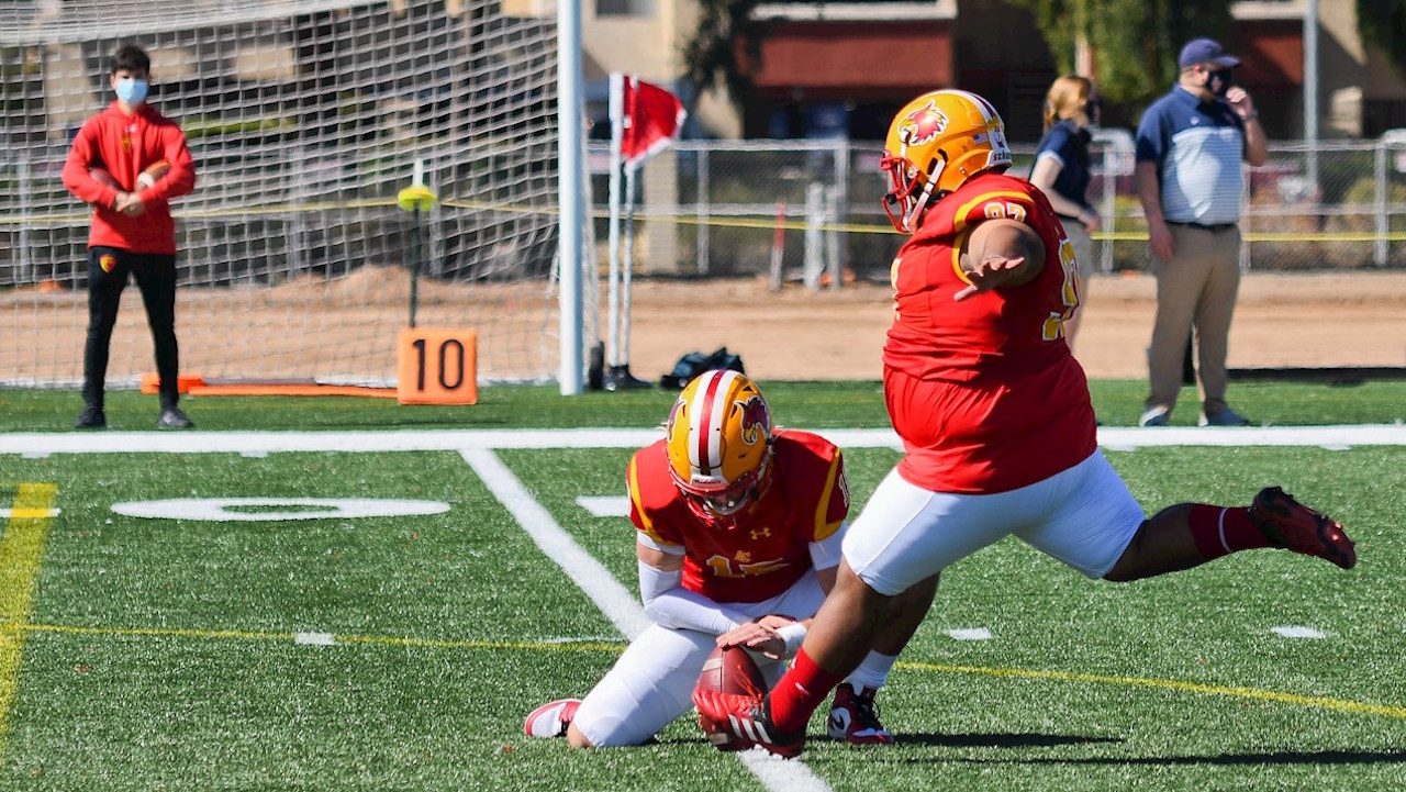 Con 130 kilos de optimismo, joven pateador latino pone la mira en la NFL