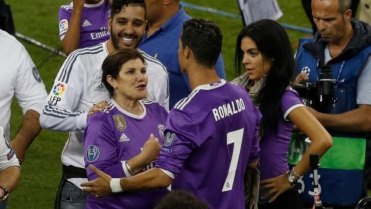 Madre de Cristiano Ronaldo confiesa donde jugará su hijo la próxima temporada