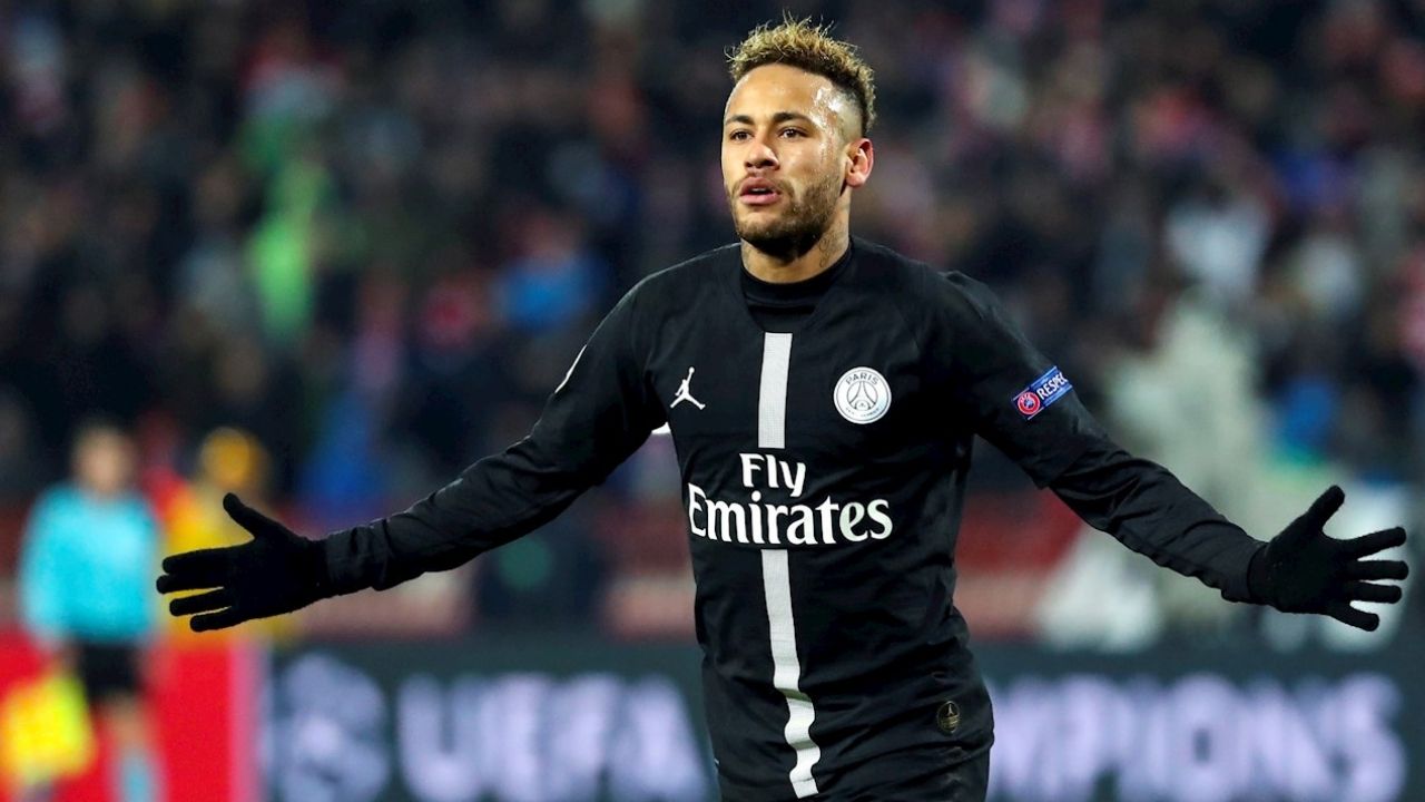 Neymar firma con el PSG hasta 2025