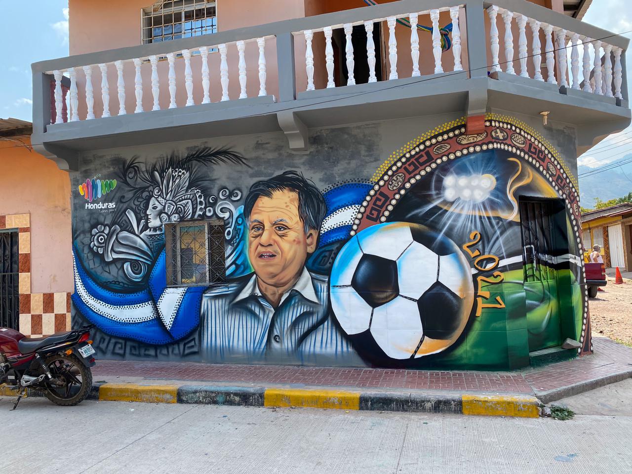 Hermoso y colorido mural dedicado al Maestro, Chelato Uclés en Comayagua