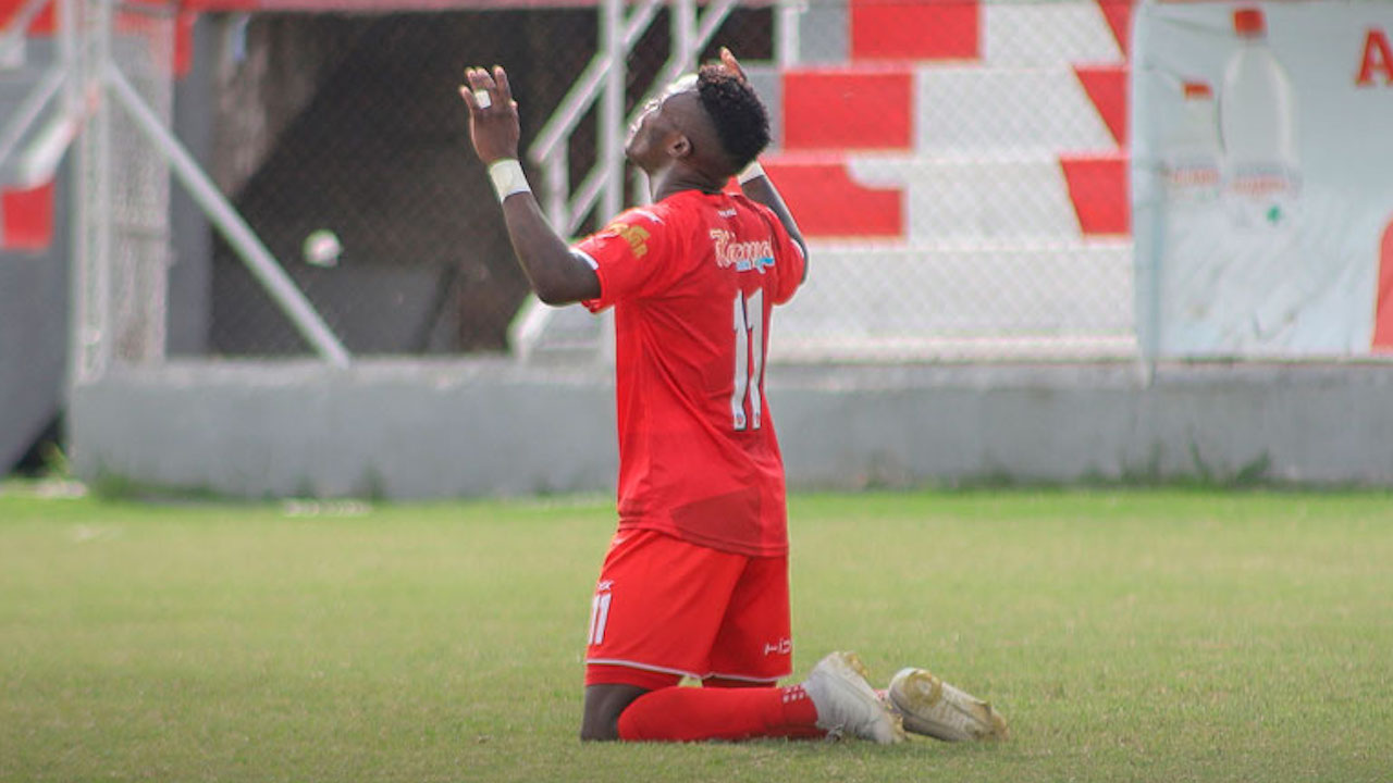 Rubilio Castillo da positivo de covid-19 y seguirá sin jugar con el Royal Pari