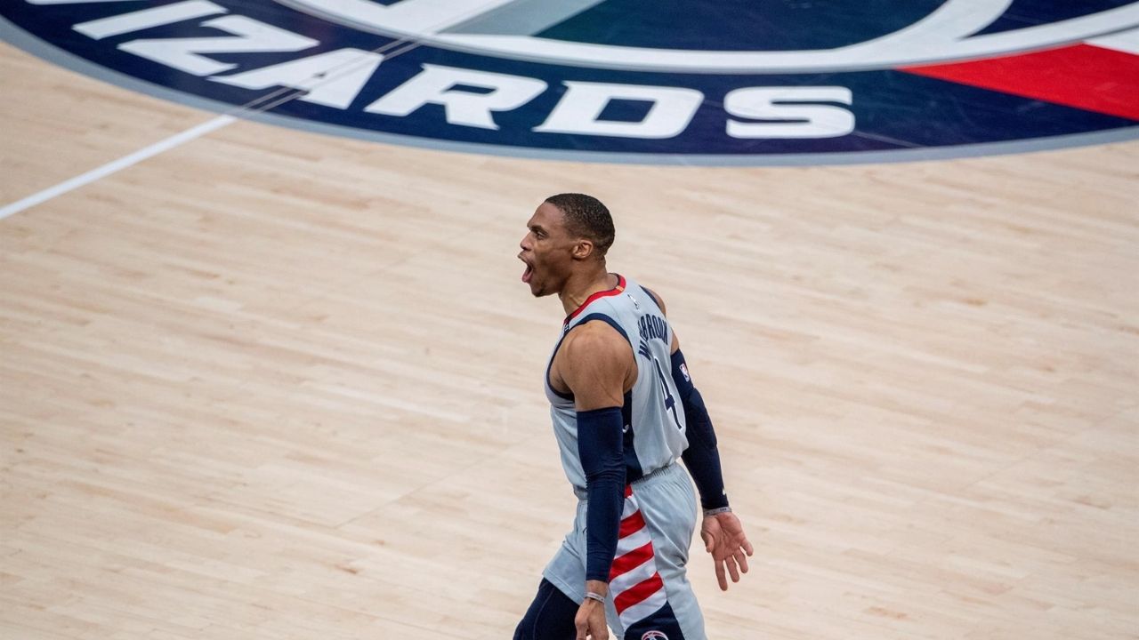 Le tiran palomitas de maíz a Westbrook y tiene que ser sujetado por seguridad