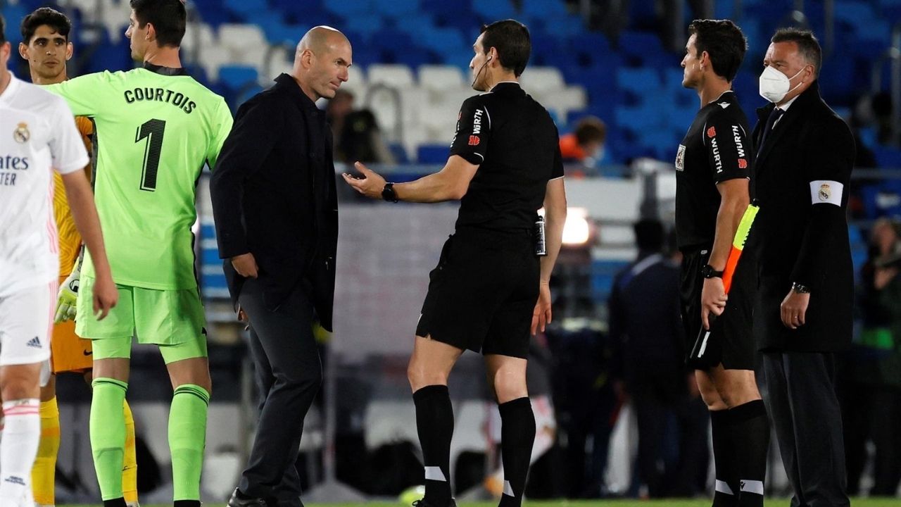 Zidane arremete contra el arbitraje denunciando una mano no sancionada al Sevilla