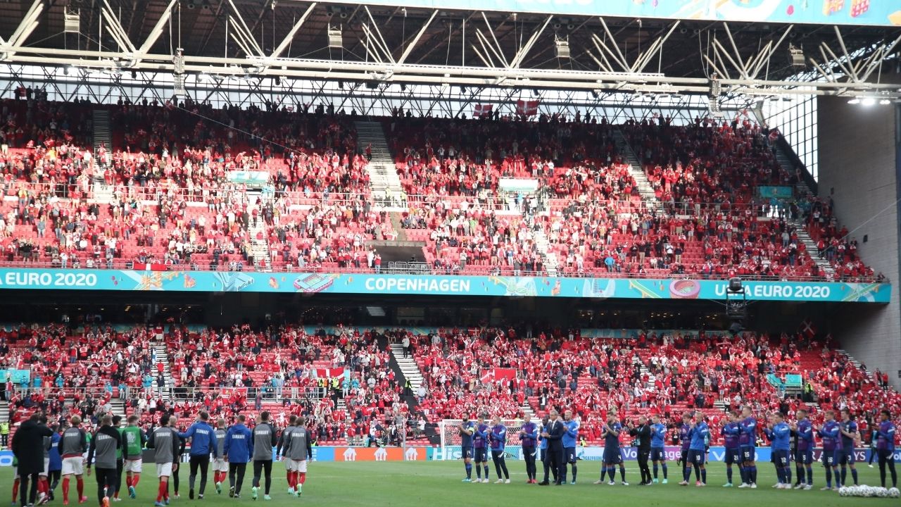 El ejemplar homenaje a Eriksen por parte de la afición de Dinamarca y Finlandia