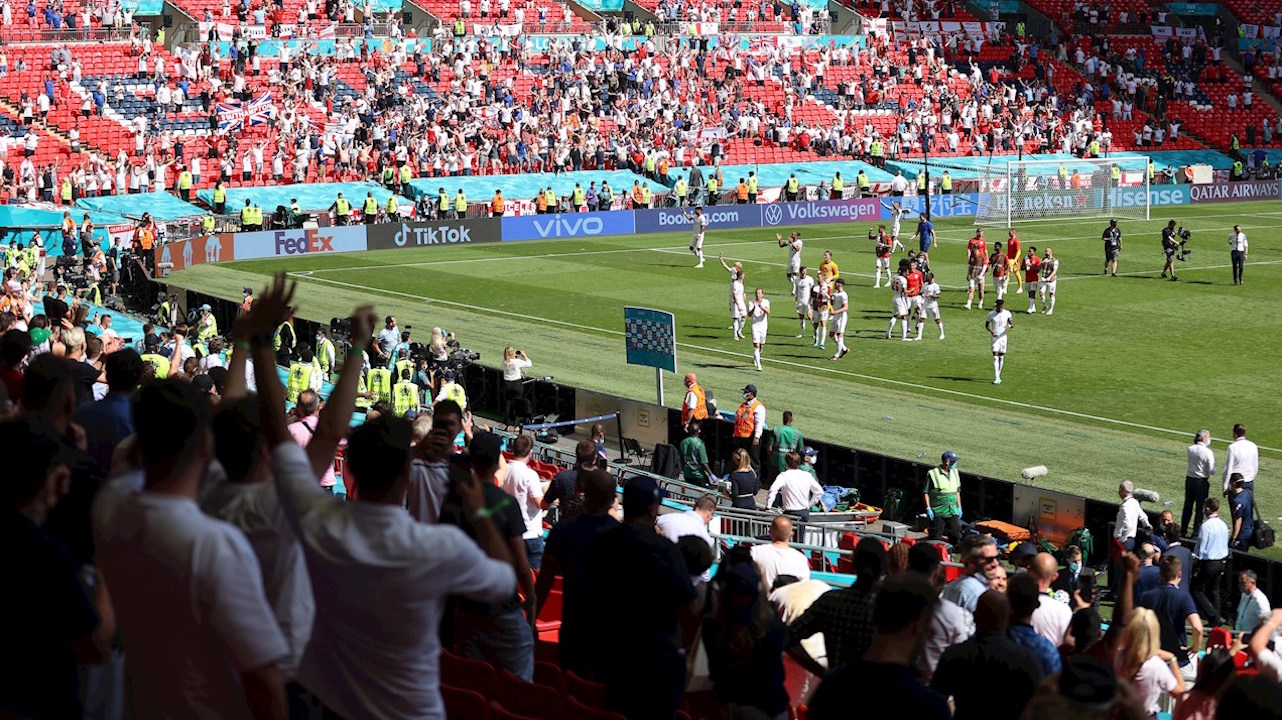 En estado grave aficionado inglés tras caerse de la grada de Wembley