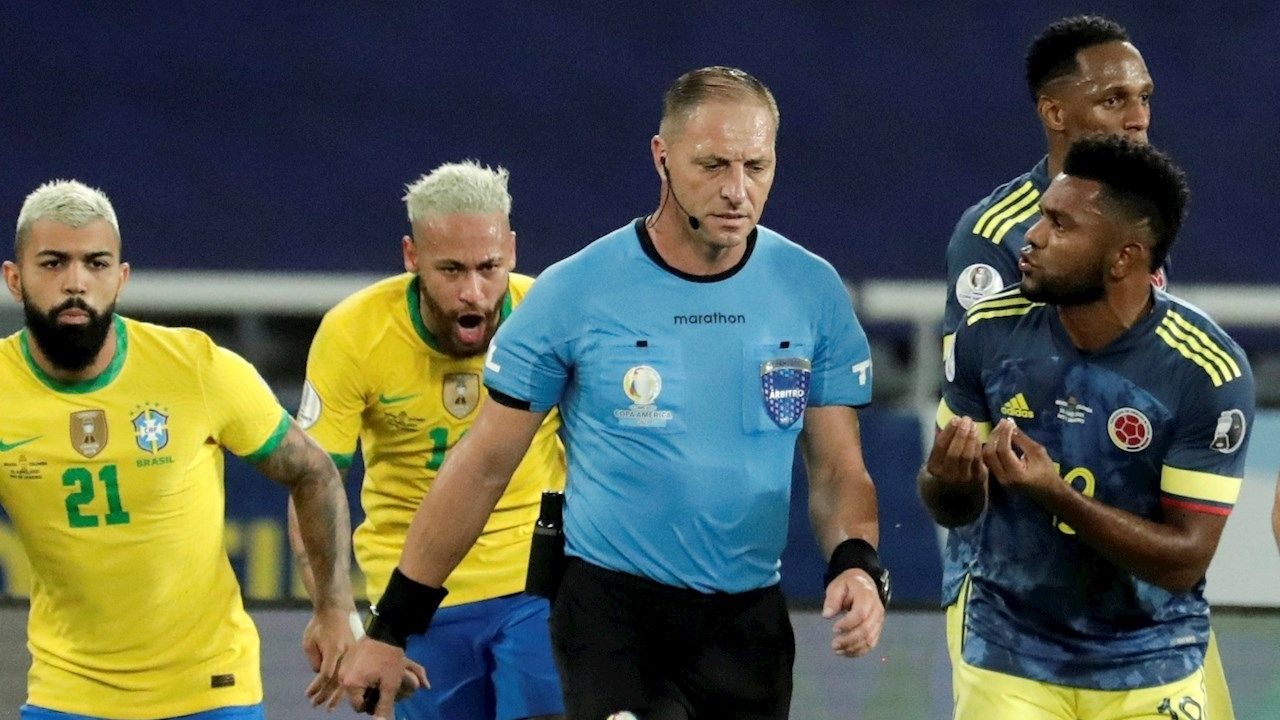 Con polémica, Brasil sigue su marcha en la Copa América y vence 2-1 a Colombia