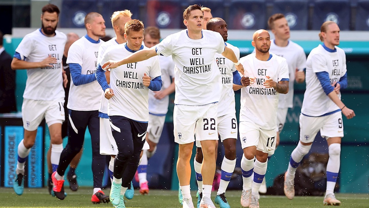 Jugadores filandeses saltan a la cancha con un emotivo mensaje a Eriksen
