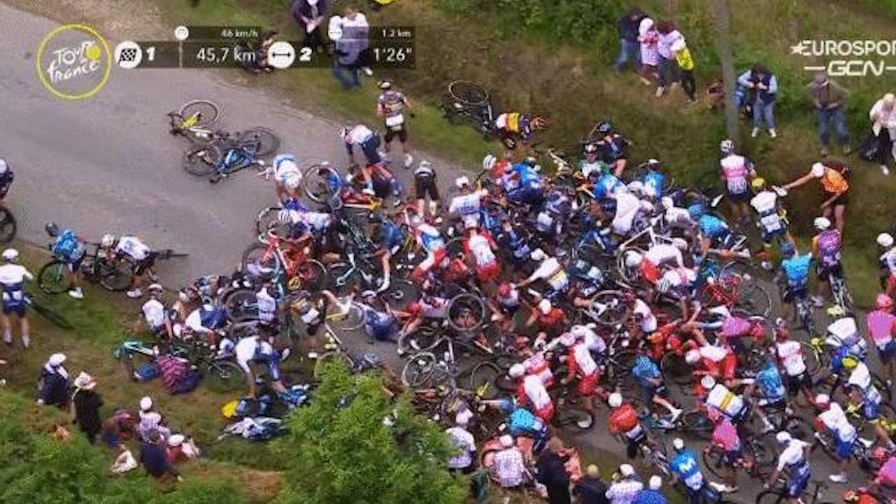 Aficionada se atravesó con una pancarta en la ruta de los ciclistas y provocó una caída masiva
