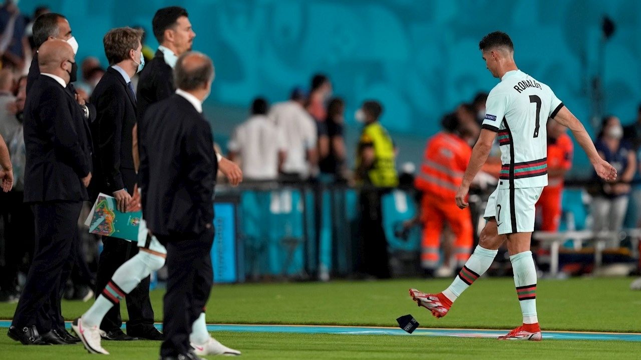 ¡Lo volvió hacer! Cristiano lanza su gafete de capitán al suelo y le llueven las críticas