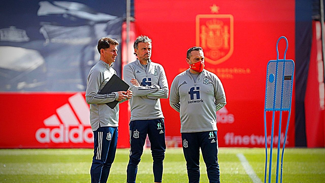España incorpora cinco jugadores tras el positivo de Busquets y hace un anuncio