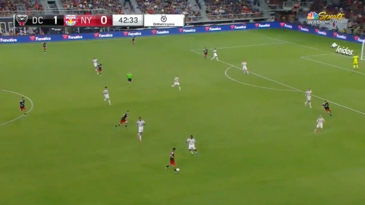 Andy Najar dejó como locos a tres jugadores que intentaron marcarlo en partido de la MLS