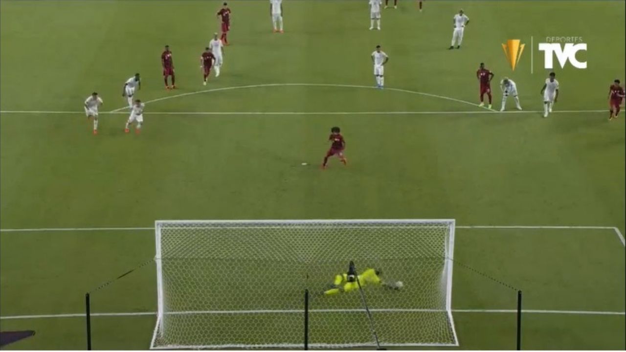 La estupenda atajada de Buba López que evitó un gol de penal de Qatar en contra de Honduras