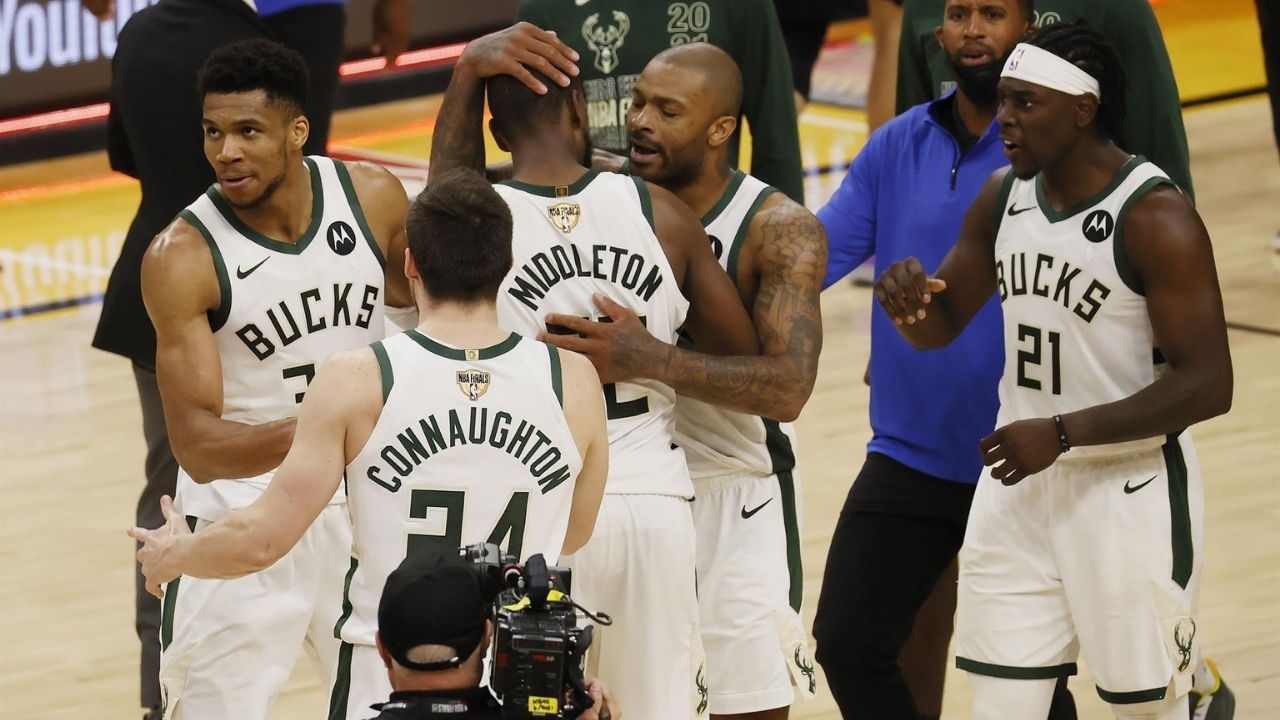 Los Bucks acarician el anillo de la NBA tras asaltar Phoenix en el juego cinco