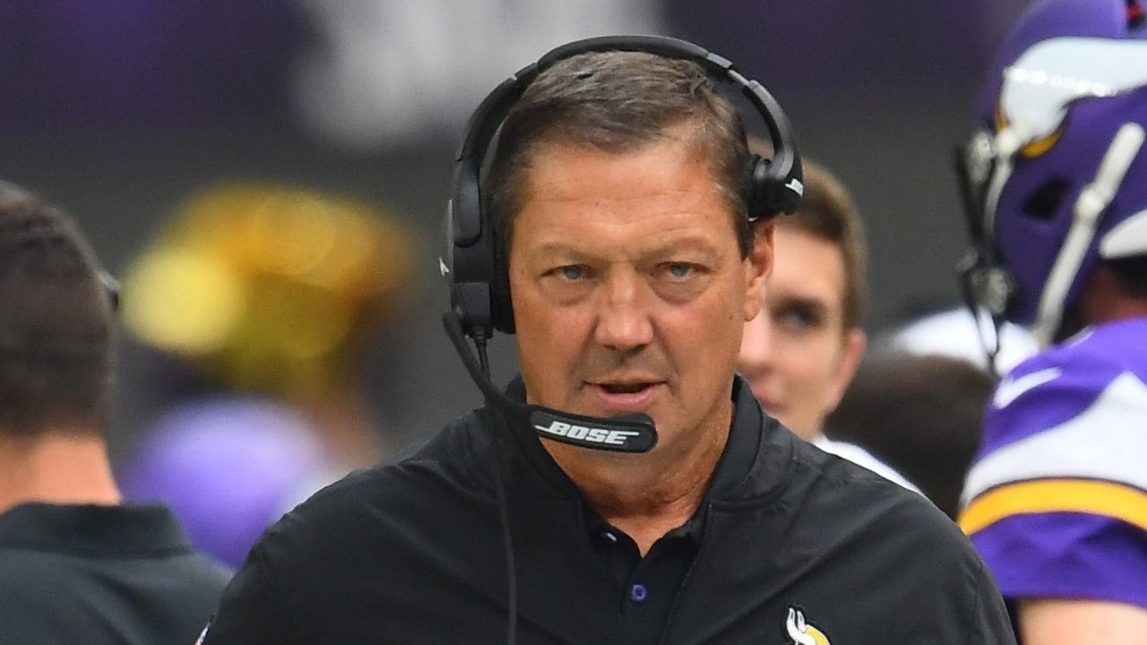 Equipo de la NFL retira a un entrenador que rechazó vacunarse contra la covid-19