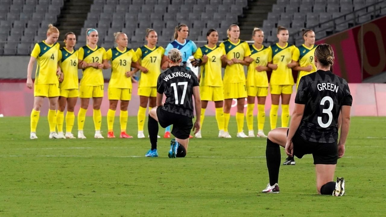 Protestas contra el racismo en la primera jornada de fútbol femenino en Tokio 2020